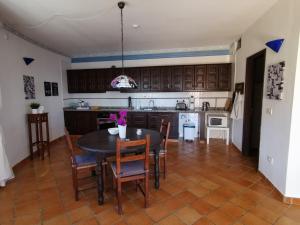 uma cozinha com mesa e cadeiras num quarto em Casa Luz em Hermigua