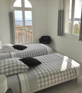 Kama o mga kama sa kuwarto sa Appartement avec splendide vue mer, à 200 m de la plage, Golfe de Saint-Tropez