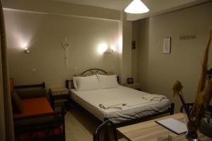 A bed or beds in a room at Thalis Rooms
