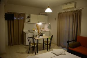 Postel nebo postele na pokoji v ubytování Thalis Rooms