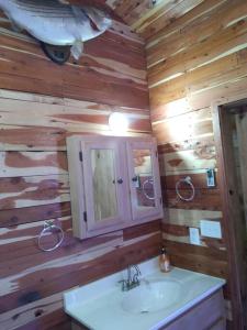 Ένα μπάνιο στο Cabin with a tree house on a buffalo farm .