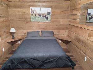 En eller flere senger på et rom på Cabin with a tree house on a buffalo farm .