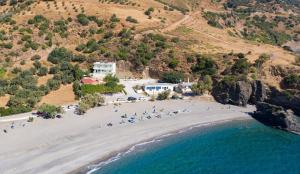 z powietrza widok na plażę z ludźmi na piasku w obiekcie Capostango Apartments - Stunning Views of Libyan Sea w mieście Áno Rodhákinon
