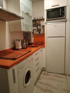 cocina con lavadora y microondas en Vivienda de uso turístico "Centro Histórico", en Salamanca