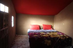 Postel nebo postele na pokoji v ubytování Kasbah Desert Camp