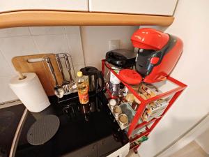un comptoir de cuisine avec un étendoir à vaisselle sur la cuisinière dans l'établissement Green tea balcony - quiet & cozy- Ano Glyfada, à Athènes