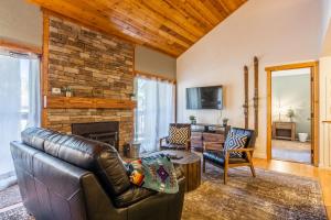 sala de estar con sofá de cuero y chimenea en New Listing Updated 1 Bed and Loft 2 Full Bath La Residence IV N7 Sleeps 4 and Steps to Free Shuttle, en Mammoth Lakes