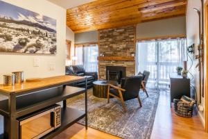 Una sala de estar con un sofá y una chimenea. en New Listing Updated 1 Bed and Loft 2 Full Bath La Residence IV N7 Sleeps 4 and Steps to Free Shuttle, en Mammoth Lakes