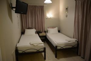 A bed or beds in a room at Thalis Rooms