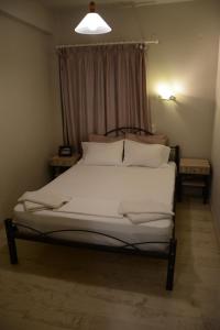 A bed or beds in a room at Thalis Rooms
