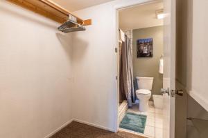 baño con aseo blanco y puerta en New Listing Updated 1 Bed and Loft 2 Full Bath La Residence IV N7 Sleeps 4 and Steps to Free Shuttle, en Mammoth Lakes 25 fotos más