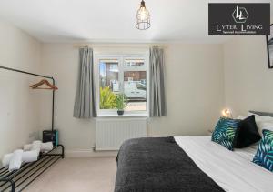 a bedroom with a large bed and a window at Lyter Living Serviced Accommodation Oxford-Hawthorn-with parking in Oxford