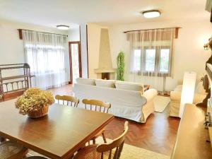 salon z białą kanapą i stołem w obiekcie Covas Beach Garden w mieście Viveiro +21 zdjęć