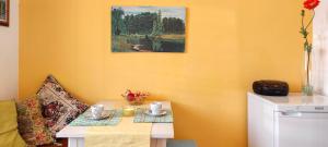 ヨシュカル・オラにあるСеть ЙоХоум Апартаменты на Анцифероваの黄色の部屋(テーブル付)