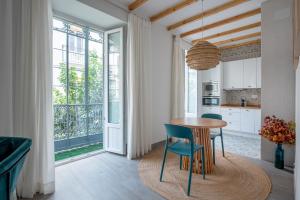 eine Küche und ein Esszimmer mit einem Tisch und Stühlen in der Unterkunft Lukanda Luxury in Sevilla