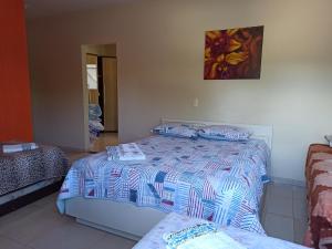 ein Schlafzimmer mit 2 Betten und einem Wandgemälde in der Unterkunft Pousada das Orquideas Foz in Foz do Iguaçu