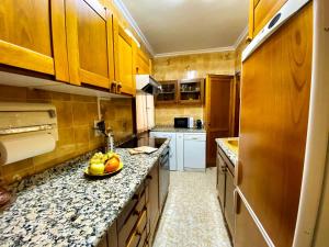 Una cocina con un bol de fruta en la encimera. en La Tioca, en Cuenca 14 fotos más