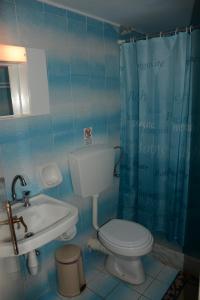 A bathroom at Thalis Rooms