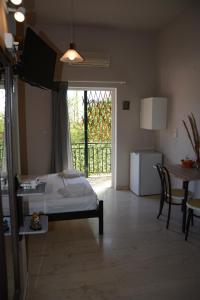 A bed or beds in a room at Thalis Rooms