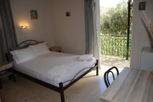 Postel nebo postele na pokoji v ubytování Thalis Rooms