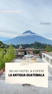 a sign for a hotel and coffee la antigua guatemala w obiekcie Selah hotel & coffee w mieście Antigua Guatemala