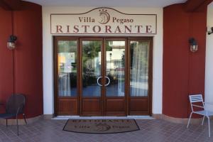 Przednie drzwi restauracji z napisem w obiekcie Hotel Ristorante Villa Pegaso w mieście San Pietro Infine