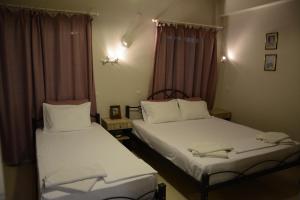 A bed or beds in a room at Thalis Rooms