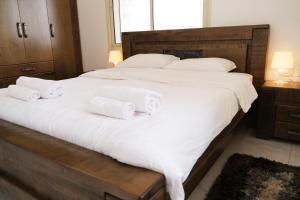 Säng eller sängar i ett rum på SleepWell Suite