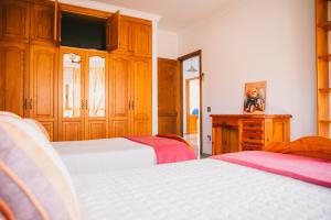 A bed or beds in a room at Villa Cervantes Sonnenland con piscina privada climatizada
