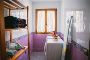 A television and/or entertainment centre at Villa Cervantes Sonnenland con piscina privada climatizada