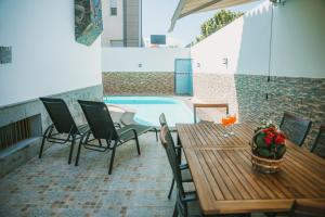 The swimming pool at or close to Villa Cervantes Sonnenland con piscina privada climatizada