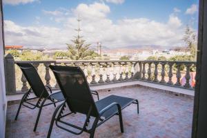 A balcony or terrace at Villa Cervantes Sonnenland con piscina privada climatizada