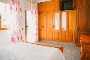 A bed or beds in a room at Villa Cervantes Sonnenland con piscina privada climatizada