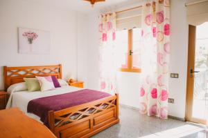 A bed or beds in a room at Villa Cervantes Sonnenland con piscina privada climatizada