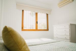 A bed or beds in a room at Villa Cervantes Sonnenland con piscina privada climatizada