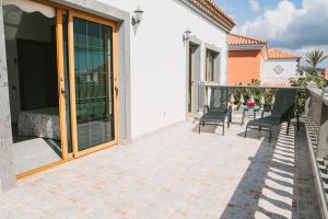 A balcony or terrace at Villa Cervantes Sonnenland con piscina privada climatizada