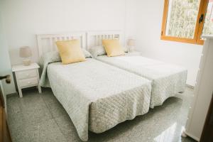 A bed or beds in a room at Villa Cervantes Sonnenland con piscina privada climatizada