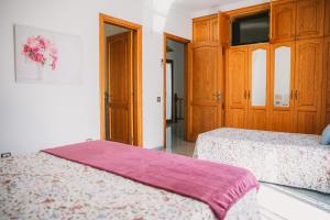 A bed or beds in a room at Villa Cervantes Sonnenland con piscina privada climatizada