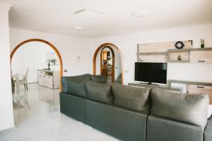A television and/or entertainment centre at Villa Cervantes Sonnenland con piscina privada climatizada