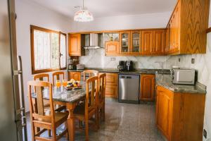 A kitchen or kitchenette at Villa Cervantes Sonnenland con piscina privada climatizada