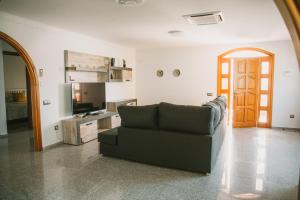 A television and/or entertainment centre at Villa Cervantes Sonnenland con piscina privada climatizada