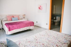 A bed or beds in a room at Villa Cervantes Sonnenland con piscina privada climatizada