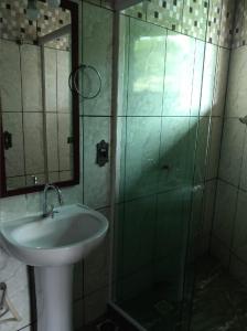 Un baño de Suíte Mar Doce Lar