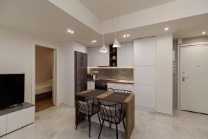 A kitchen or kitchenette at Blu & Marrone Suites-parking included