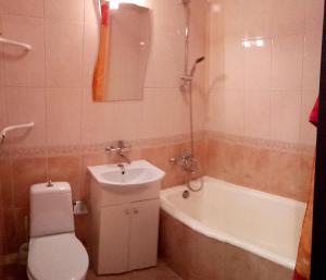 オデッサにあるFrantsuzky Bulvar 22Аのバスルーム(トイレ、洗面台、バスタブ付)