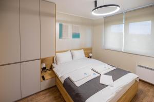 Un pat sau paturi într-o cameră la Omega Apartments
