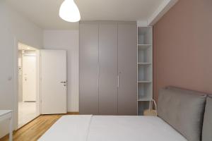 A bed or beds in a room at Blu & Marrone Suites-parking included