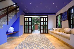 a living room with a couch and a purple ceiling at Pousada Arriba Pipa in Pipa +60 photos