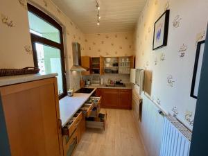 Kuchyňa alebo kuchynka v ubytovaní Bettchen - Helle charmante Wohnung mit Hochebene
