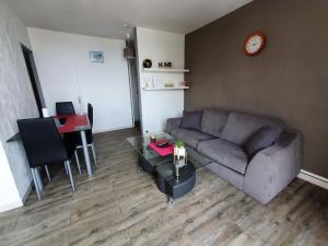 sala de estar con sofá y mesa en Appartement VUE MER avec parking gratuit sur place, en Bastia